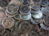 Много монет из латуни с номиналом в 1 Безант
